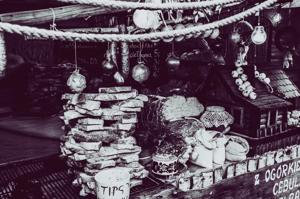 É justo. Comida. conceito de comércio de alimentos. cabana de madeira velha em um fundo estilo vintage. pão sobre os pilares antigos. feira comercial — Fotografia de Stock