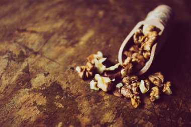 Ceviz koyu arka plan üzerinde eski, vintage tarzı