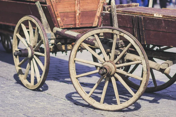 Le ruote dell'autocarro in stile rustico retrò stile vintage vecchio sfondo. Settore Foto Stock