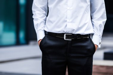 işadamı adam cebinde elele. erkeksi stili arka plan kavramı