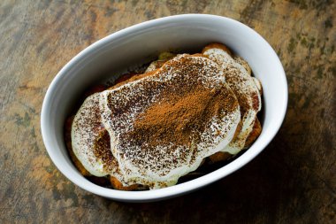 bir karanlık ahşap ev yapımı tiramisu 