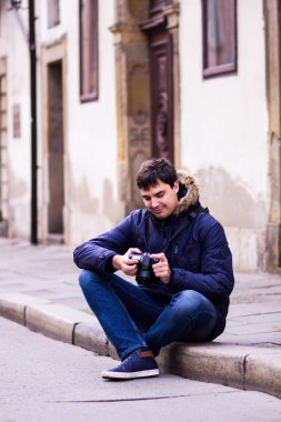 kamera olan bir adam