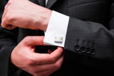 kol düğmeleri üzerinde bir kravat