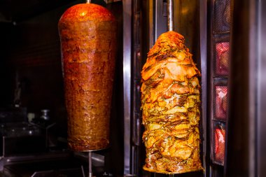 Bir çift saptırılmış tavuk döner