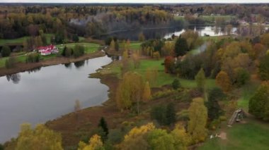 Gölleri ve rengarenk Kırsal Sonbahar Ormanı 'yla güzel 4K hava manzarası. Sonbahar Turuncusu, Yeşil, Sarı, Kırmızı Yaprak Ağaçları Ormanı.