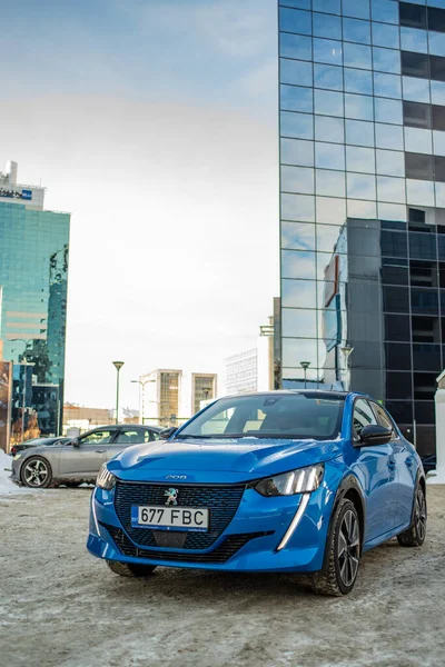 Peugeot 208 Elektromos Autó Város Utcájában Tallinn Belvárosa — Stock Fotó