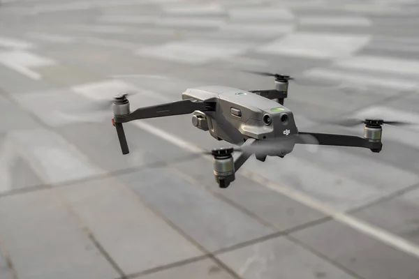 Dji Mavic Pro Unosi Się Powietrzu Korzystanie Drona Miejscu Publicznym — Zdjęcie stockowe