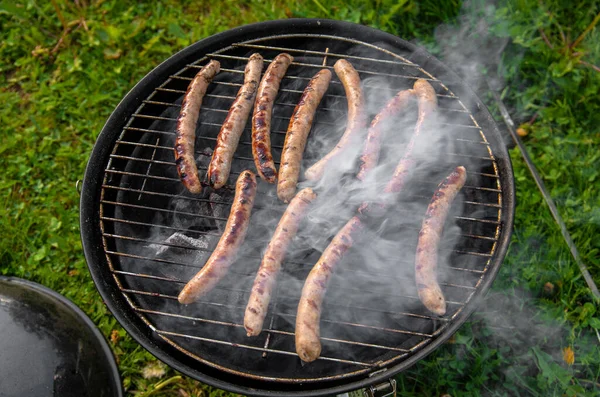 Salchichas Parrilla Afuera Una Parrilla Barbacoa — Foto de Stock