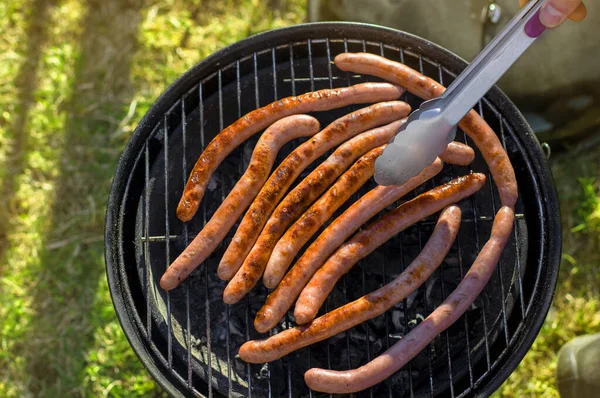 Grelhar Salsichas Fora Uma Churrasqueira — Fotografia de Stock