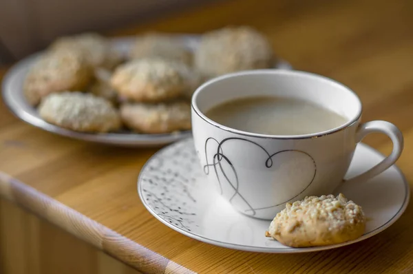 Чашка Черного Кофе Тарелка Арахисовым Маслом Печенья Деревянном Столе — стоковое фото