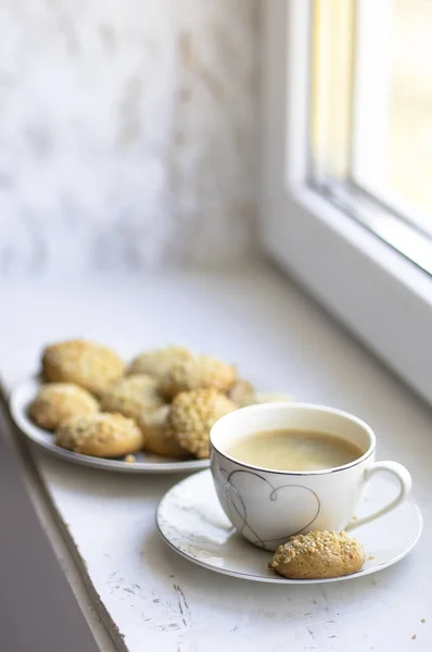 Чашка Черного Кофе Тарелка Арахисовым Маслом Печенья Белом Подоконнике — стоковое фото