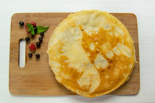 Frittelle Sottili Saporite Con Bacche Estive Fresche Tagliere Legno — Foto Stock