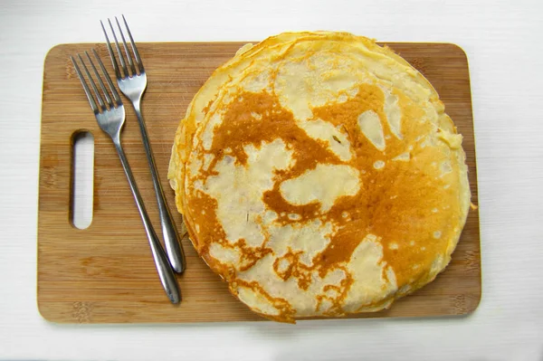 Frittelle Sottili Saporite Tagliere Legno Con Forchette — Foto Stock