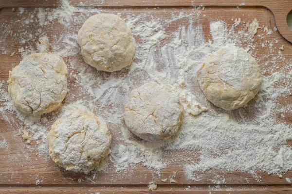 Banane Quark Pfannkuchen Syrniki Halbfertigprodukte Mehl Auf Einer Holzplatte — Stockfoto