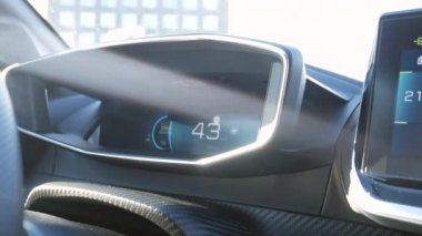 Şehirde elektrikli bir araba kullanmak. Araba sürerken elektrikli araç paneli görüntüsü. Araba endüstrisinin geleceği.