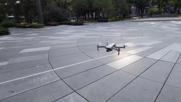 Drón Repül Föld Közelében Egy Kis Szabadidős Drón Drónrepülés Technológia — Stock videók