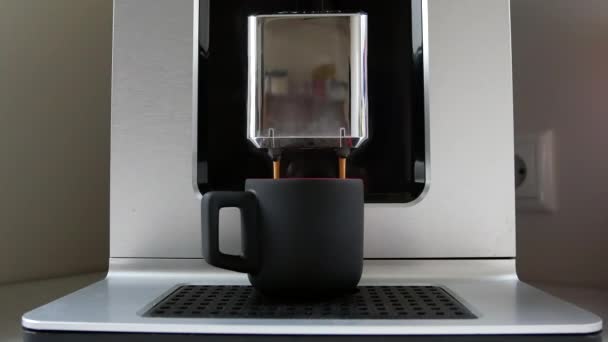 Kaffeestrom Von Maschine Tasse Gießen Prozess Der Herstellung Von Espresso — Stockvideo