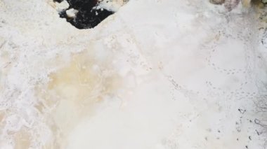 Kışın donan güzel bir şelalenin 4K görüntüsü.