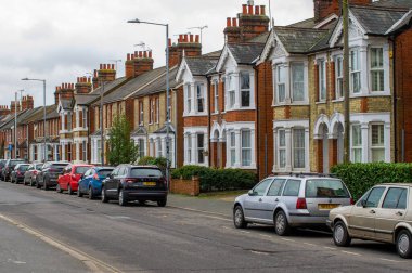 Bulutlu bir kış gününde arabaları boş bir caddeye park ettiler. Braintree, Birleşik Krallık.