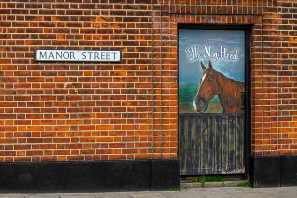 Paisaje Urbano Braintree Hermosa Pintura Caballos Una Vieja Puerta Madera — Foto de Stock