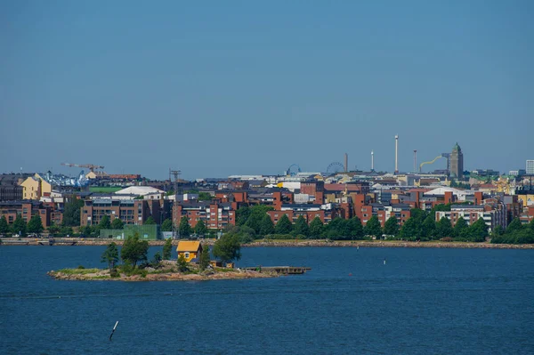 以城市为背景 俯瞰赫尔辛基和波罗的海沿岸岛屿 — 图库照片
