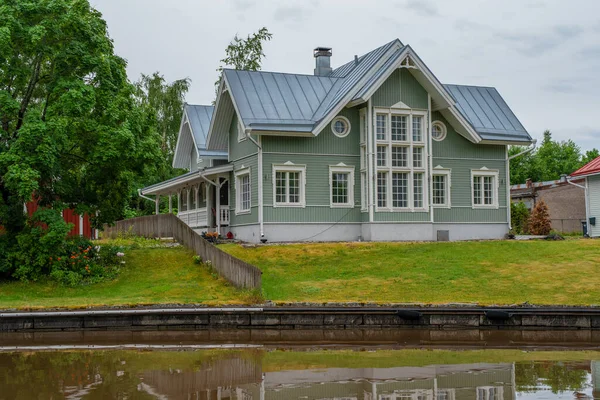 Belle Maison Bois Vert Sur Une Rive Rivière Loimijoki Forssa — Photo