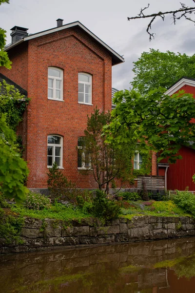 Hermosa Casa Ladrillo Rojo Una Orilla Del Río Loimijoki Día —  Fotos de Stock