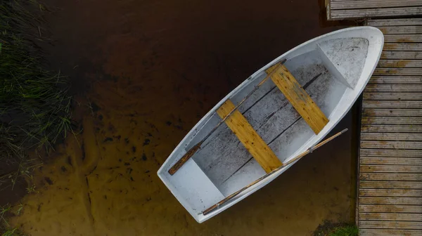 Aerial View Small White Boat Floating Lake Pier — Stock Photo, Image