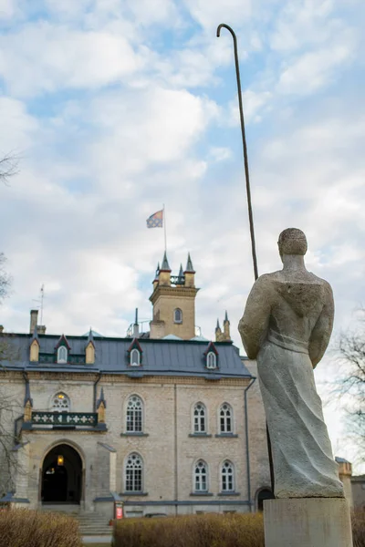Statue Standing Man Ling Stick Front Laitse Manor Resembles Medieval — Stock Photo, Image