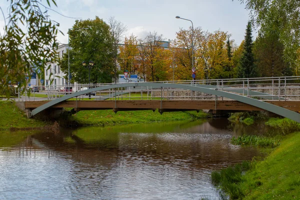 Красивый Вид Городской Парк Рапла Арочным Мостом Через Реку Вигала — стоковое фото