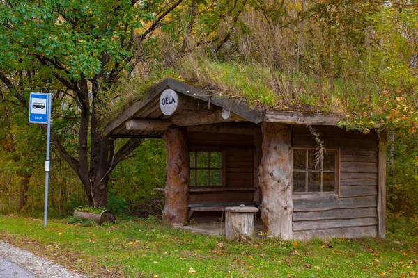 ラプラ郡の小さな村Oelaで苔に覆われた農村部のバストを停止します 建物は森の中のおとぎ話の家のように見えます エストニア — ストック写真