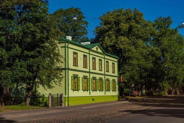 Beautiful Green Wooden House Trees Blue Sky Dzirciems District Warm — Stock Photo, Image