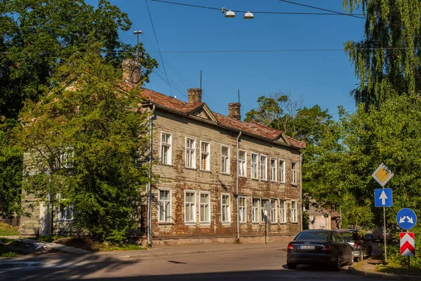 Старый Деревянный Дом Деревья Против Голубого Неба Дзирциемс Теплое Летнее — стоковое фото