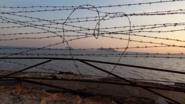 Limanda güzel bir gün doğumu. Kalp şekli dikenli telden yapılmış.