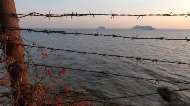 Piękny Wschód Słońca Porcie Ogrodzenie Drutu Kolczastego Pobliżu Morza — Wideo stockowe