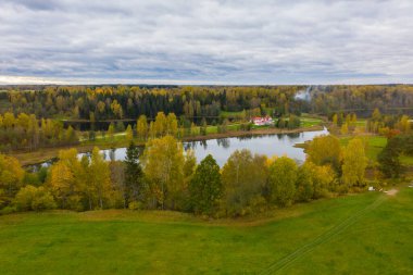Villa Nightingale 'in güzel sonbahar manzarası. Bulutlu bir sonbahar günü. Estonya.