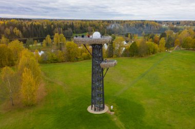 Bulutlu bir sonbahar gününde, Rouge 'daki Yuva Ağacı (Estonya Pesapuu) gözlem kulesinin hava görüntüsü. 