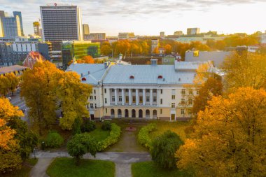 Güneşli bir sonbahar gününde Kanut Garden 'daki (Estonya - Kanuti Aed) Rus Kültür Merkezi' nin hava görüntüsü. Tallinn, Estonya.