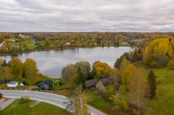 小さな都市ルージュ エストニア語 ルージュ と湖Suurjrvの美しい空中秋の風景 または地元の人々がそれをウィッチズ湖と呼ぶように — ストック写真