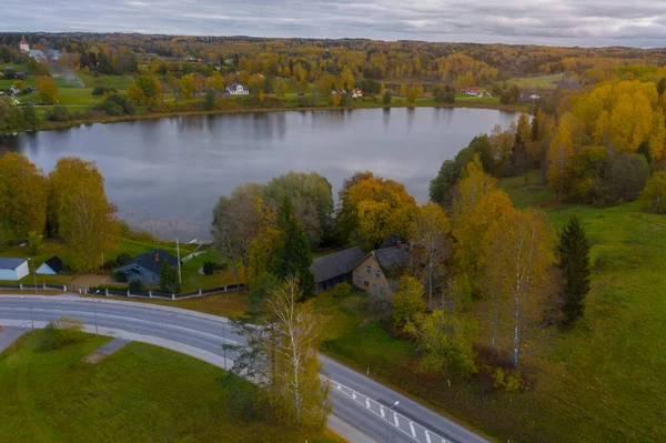 小さな都市ルージュと湖Suurjarvの美しい空中秋の風景 または地元の人々がウィッチズ湖と呼ぶように エストニア — ストック写真