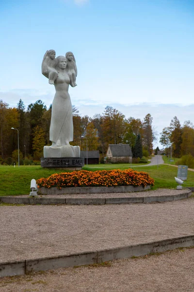 Het Monument Voor Estse Moeder Bewolkte Herfstdag Gelegen Rouge — Stockfoto