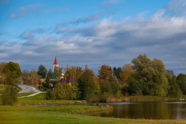 小さなエストニアの都市ルージュの美しい秋の風景 背景に聖マリア教会 秋晴れ — ストック写真