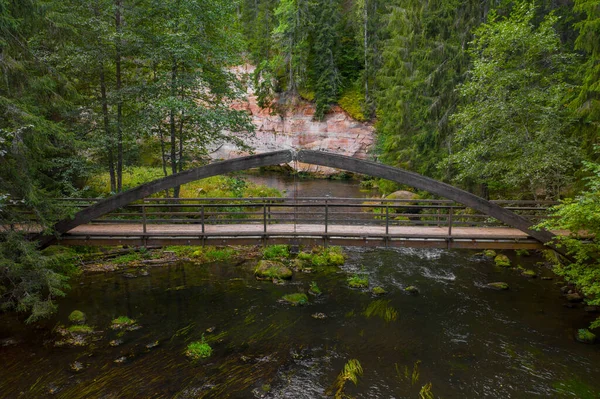 Prachtige Oude Houten Brug Een Riviertje Prachtige Zandstenen Kliffen Achtergrond — Stockfoto