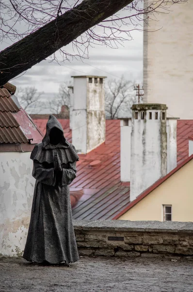 Eski Tallinn Deki Danimarka Kralının Bahçesindeki Bir Keşişin Heykeli — Stok fotoğraf