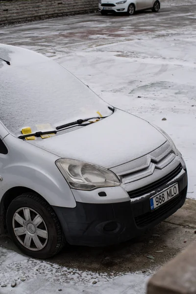 Parkscheine Unter Dem Wischerblatt Der Windschutzscheibe Eines Illegal Geparkten Autos — Stockfoto