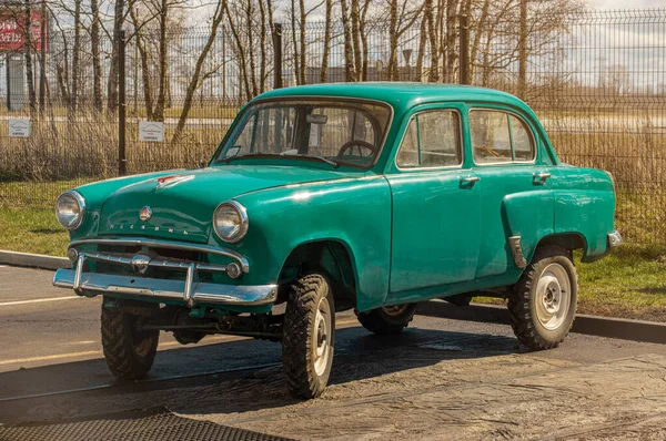 Voiture Rétro Soviétique Moskvich 407 Dans Rue Ville — Photo