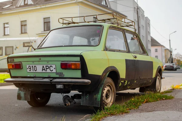 Öreg Rozsdás Fiat 128 Város Utcájában Parkol Napos Őszi Nap — Stock Fotó