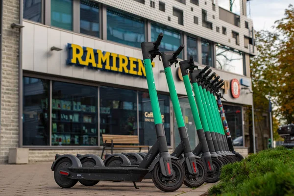 Elektro Roller Die Der Stadtstraße Abgestellt Sind Vermietung Von Öffentlichen — Stockfoto