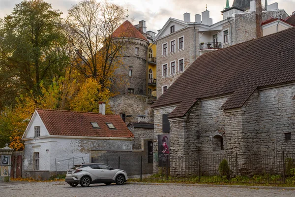 Tallinn Eski Kasabasındaki Ortaçağ Evleri Bulutlu Bir Sonbahar Gününde — Stok fotoğraf