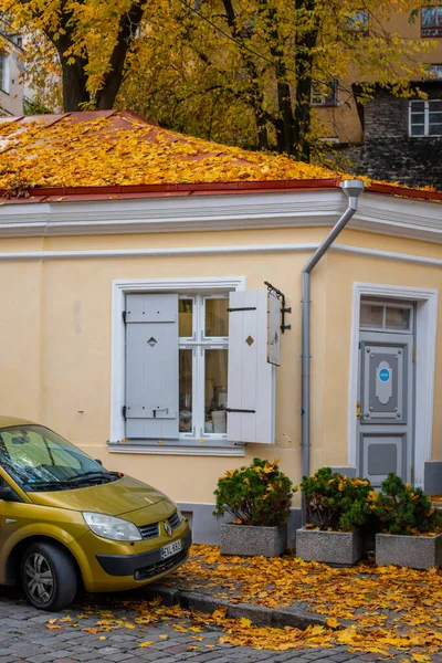 Renault Scenic Parked Cosy Courtyard Old Town Tallinn Autumn Cityscape — Stock Photo, Image